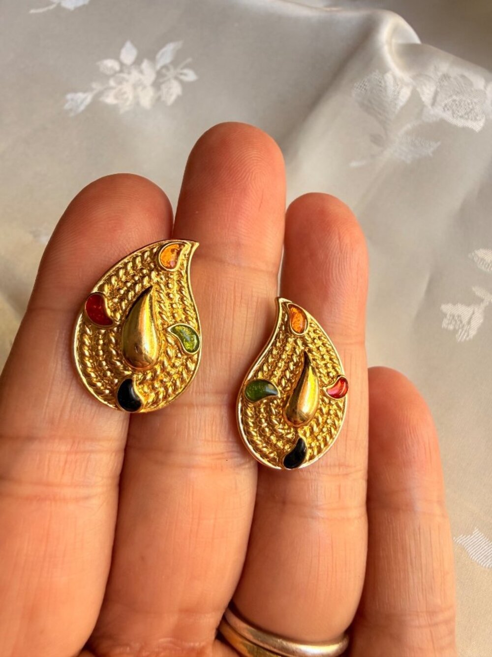 2 Pairs - Vintage GoldTone Clip-On Earrings - Paisly Multi-color & Green Striped - Picture 2 of 8